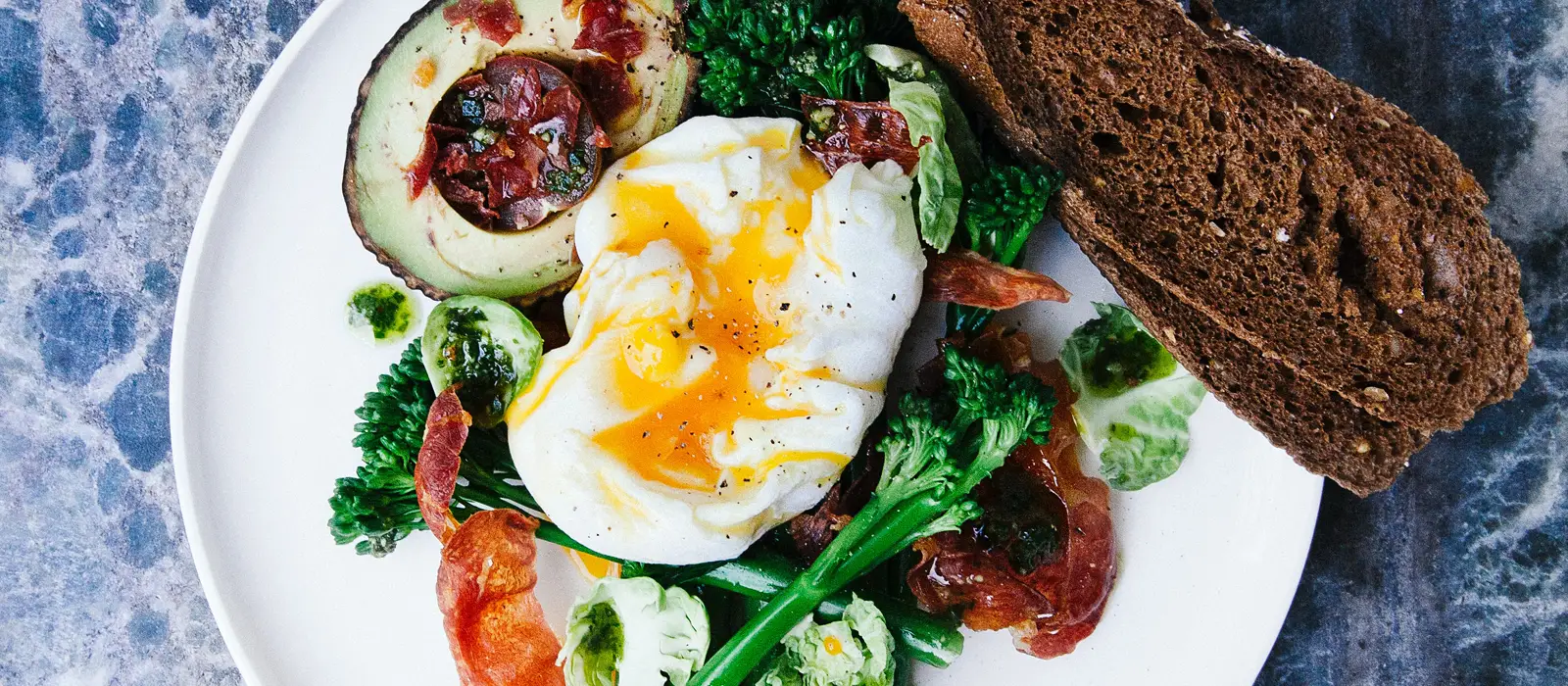 Poached egg with veggies and bacon