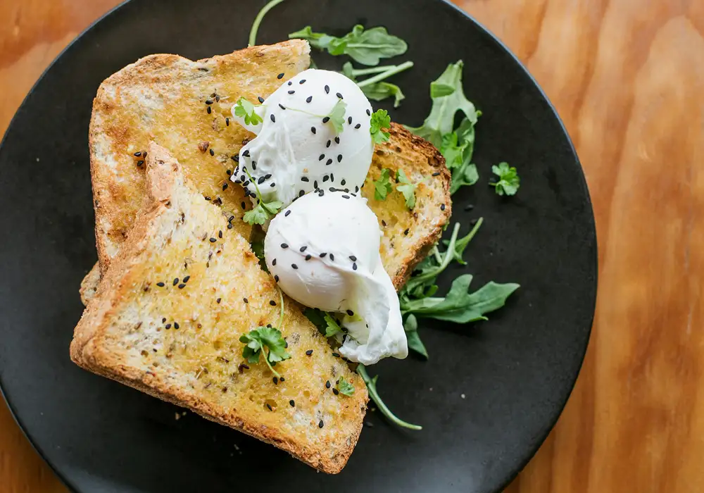 Poached eggs with toast